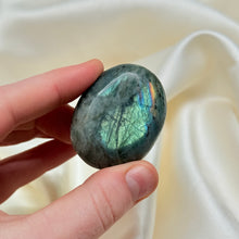 Load image into Gallery viewer, Labradorite Palmstone J
