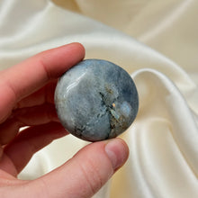 Load image into Gallery viewer, Labradorite Palmstone B
