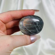 Load image into Gallery viewer, Labradorite Palmstone 2
